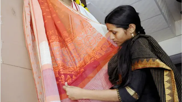 শাড়ি দেখছেন একজন নারী।