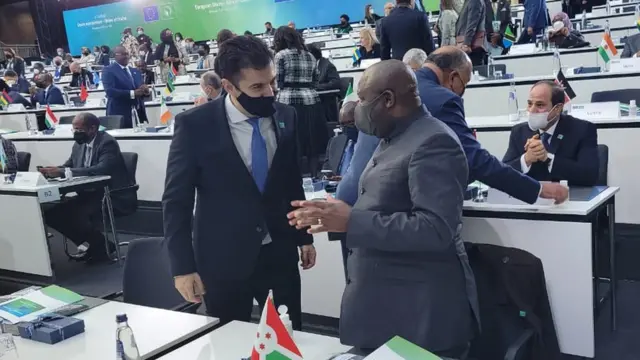 Aha yariko aganira n'uwari arongoye intumwa za Bulgarie