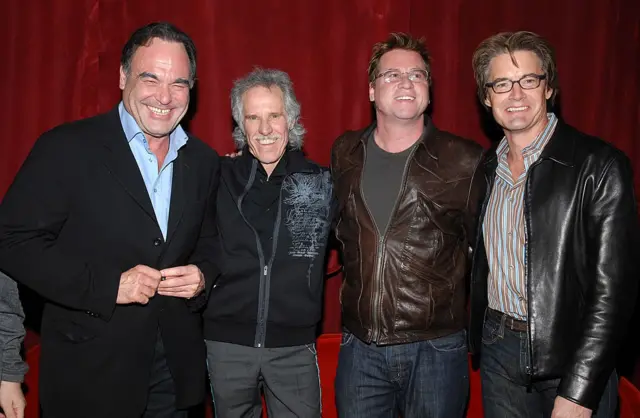 На проздновании 15-й годовщины со дня выхода в свет фильма "Дорз". Слева направо: Оливер Стоун, барабанщик группы Джон Денсмор, исполнитель роли Джима Моррисона Вэл Килмер и исполнитель роли Рэя Манзарека Кайл Маклахлен