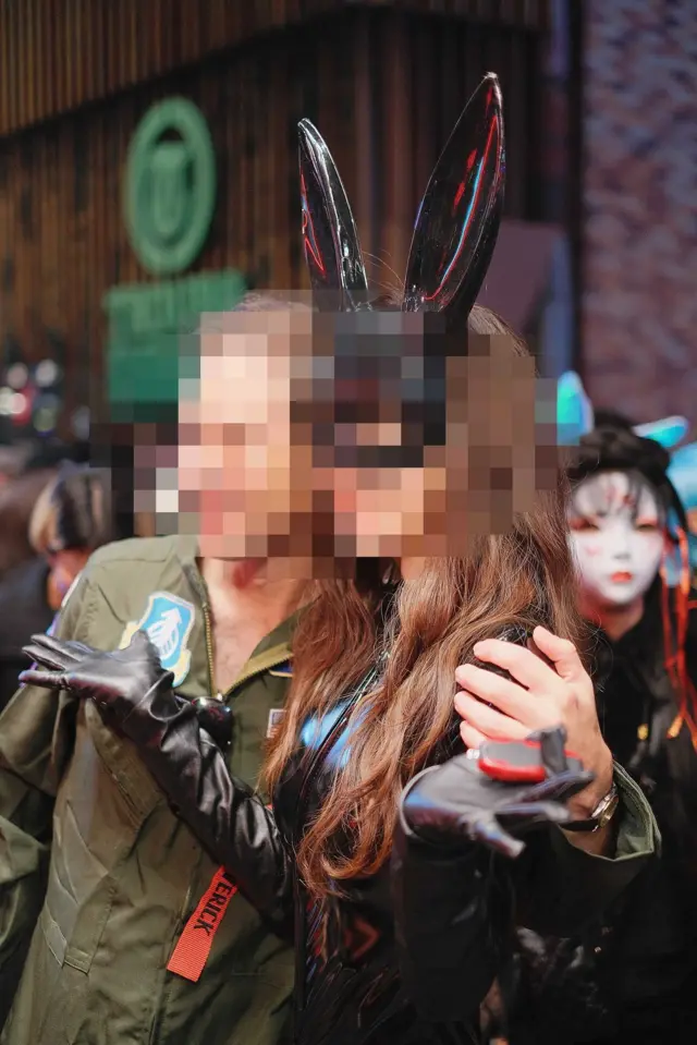 압사사고 발생 하루 전인 28일 밤부터 29일 새벽 사이 사진작가 구기섭 씨가 촬영한 코스튬 플레이어들의 모습