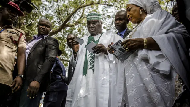 Atiku Abubakar da matarsa Gimbiya a yayin da za su kada kuri'a