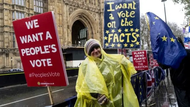 ब्रिटेन में लोगों का विरोध प्रदर्शन