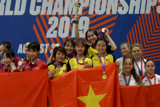 Huy chương và cúp vàng cho đội nữ Việt Nam.