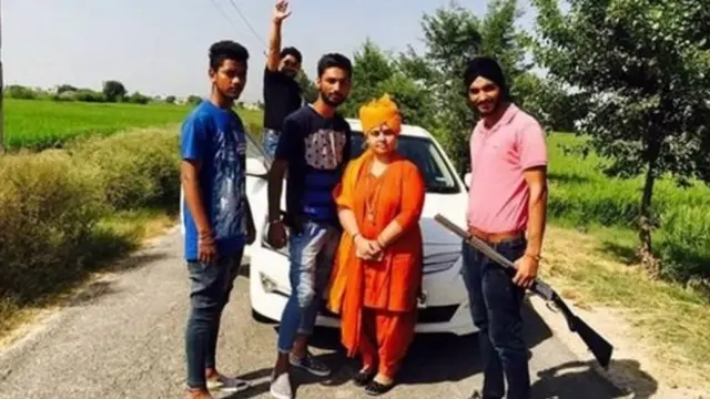 سادھوی گاؤں کے نوجوانوں کے ساتھ