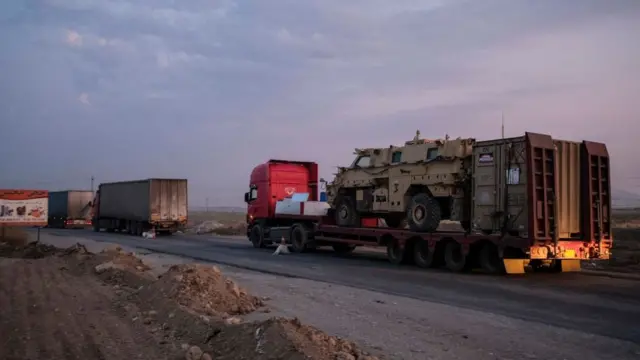 Un convoy de vehículos militares blindados de EE.UU. abandona Siria en una carretera hacia Iraq el 19 de octubre de 2019.