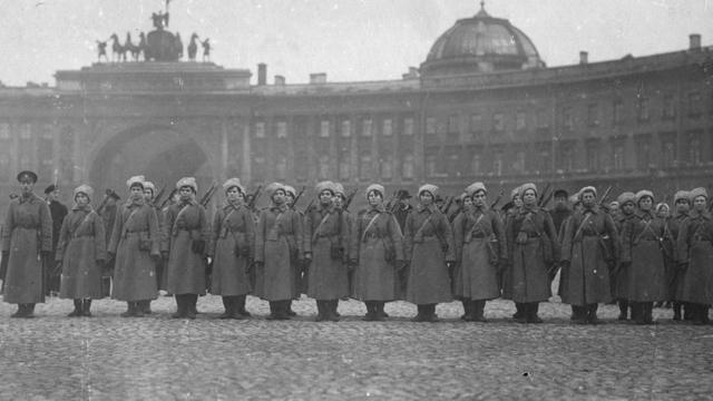 Женский батальон во время защиты Зимнего дворца в петрограде 1917 года