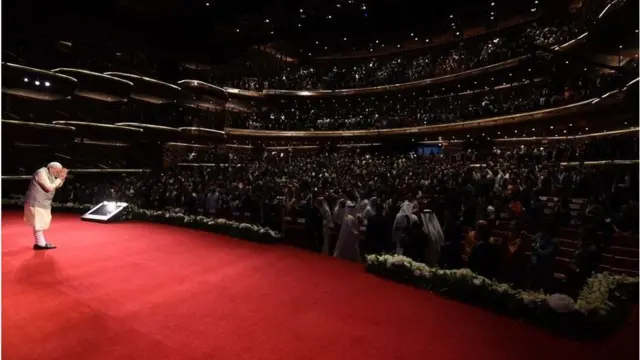 ભારતીય સમુદાયના લોકો વચ્ચે નરેન્દ્ર મોદી