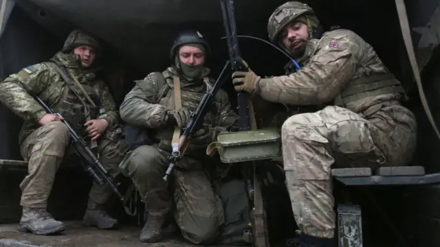 লুহানস্ক ফ্রন্টলাইনের পথে একদল ইউক্রেনিয়ান সৈন্য। রাশিয়া বলছে তারা এলাকাটির ৯৩ শতাংশ দখল করে নিয়েছে