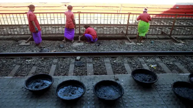 दादर स्थानकावर काम करताना कामगार