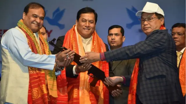 आत्मसमर्पण करते एनडीएफ़बी के कैडर