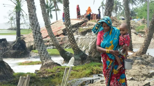 পশ্চিমবঙ্গের দক্ষিণ ২৪ পরগনায় ত্রাণের সন্ধানে একজন নারী ও শিশু, ২৯/০৫/২০২১