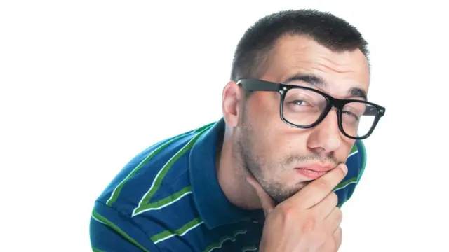 Hombre con cara de duda.