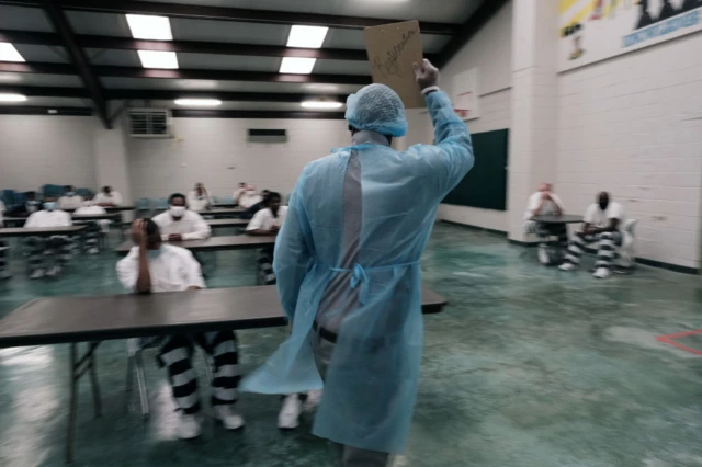 ถึงวันที่ 14 พ.ค. จากข้อมูลที่มีจากรัฐต่าง ๆ ประชากรทั่วไปในสหรัฐฯ ที่ได้วัคซีนเข็มแรกแล้วคิดเป็น 48% ขณะที่ผู้ต้องขังได้วัคซีนเข็มแรกแล้วคิดเป็น 56%