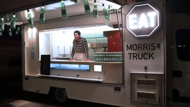 新兴快餐车都有醒目的品牌标志