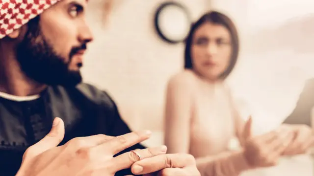 လက်ထပ်လက်စွပ်ချွတ်နေတဲ့ အမျိုးသား