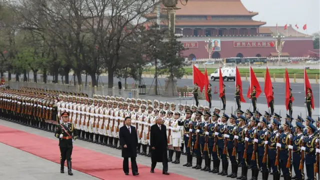 အခုလို ဂုဏ်ပြုတပ်ဖွဲ့နဲ့ Great Hall of the People မှာ ကြိုဆိုခဲ့ပါတယ်