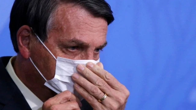 Bolsonaro apareceesportebet pré apostaperfil ajeitando máscara contra coronavírus