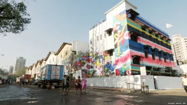 'आमच्यासाठी काही सोयी नाहीत. कुठे खायची, बसायची सोय नाही.'