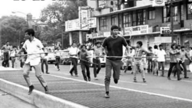 Decenas de jóvenes con palos y varas de bambú comenzaron a golpear violentamente a las personas a su paso.