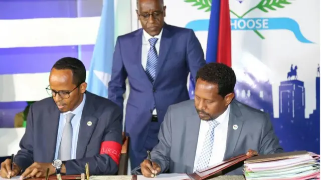 Taabit Cabdi oo xilka ku wareejinaya duqa Muqdisho Cabdiraxmaan Cumar Cusmaan