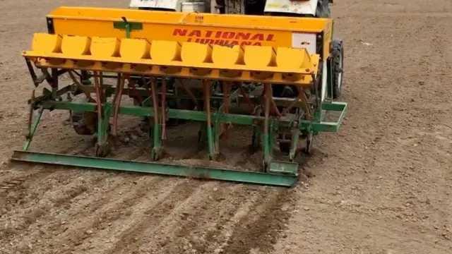 ਮਜ਼ਦੂਰਾਂ ਦੀ ਘਾਟ ਦਾ ਬਦਲਵਾਂ ਪ੍ਰਬੰਧ ਕਿਸਾਨਾਂ ਨੇ ਝੋਨੇ ਦੀ ਸਿੱਧੀ ਬਿਜਾਈ(ਡੀਐਸਆਰ ਪ੍ਰਣਾਲੀ) ਰਾਹੀਂ ਕੱਢਿਆ ਹੈ