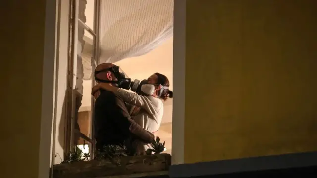 Пара в респіраторах