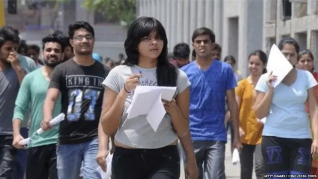 सड़क पर चलते लड़के और लड़कियां