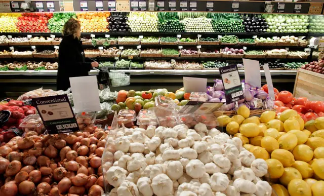 Barang-barang dari Meksiko yang dapat terdampak tarif baru Donald Trump termasuk buah, sayur, dan minuman beralkohol.