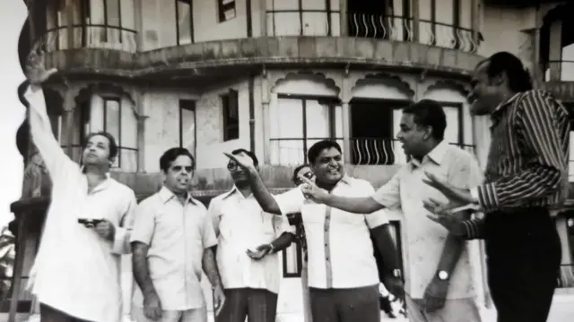 શેખાદમ આબુવાલા, બકુલ ત્રિપાઠી, ગુણવંત શાહ, વિનોદ ભટ્ટ અને અદિલ મનસૂરીની તસવીર