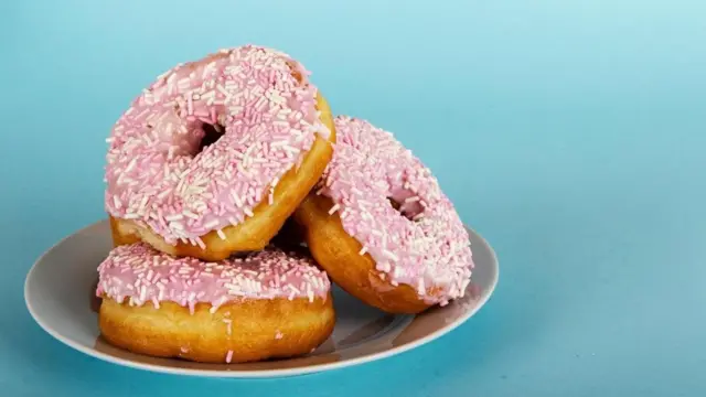 طبق فيه كعك محلى