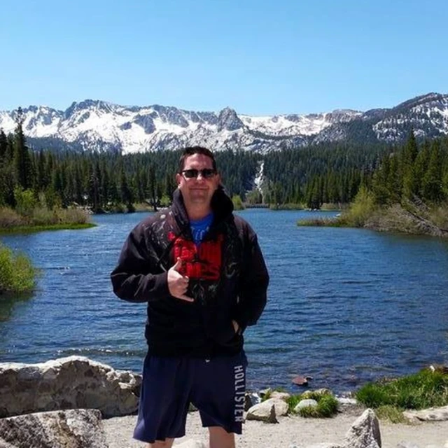 Ron Helus akipiga picha katika mitandao ya kijamii