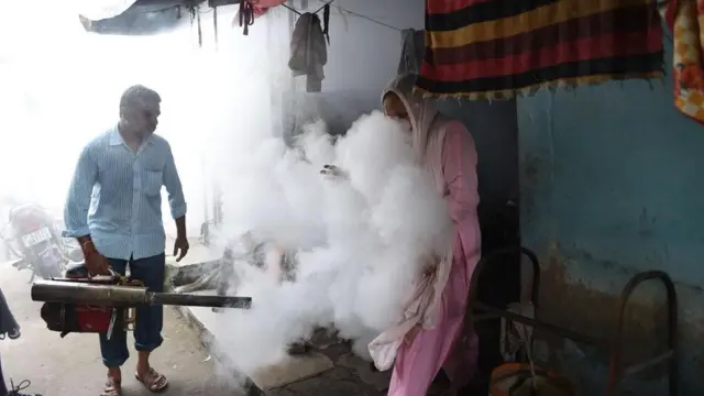 عمليات رش المنازل بالمبيدات الحشرية، التي لا تزال محل جدل لدى سكان بوتان