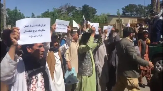 تظاهرکنندگان خواستار پرداخت غرامت توسط ایران بودند