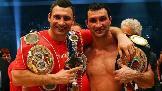 Wladimir Klitschko et son frère Vitali Klitschko après avoir remporté un combat en 2010.