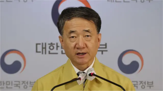 박능후 중앙재난안전대책본부 1차장(보건복지부 장관)이 4일 정부서울청사 합동브리핑실에서 수도권의 강화된 '사회적 거리 두기' 조치 관련 발표를 하고 있다