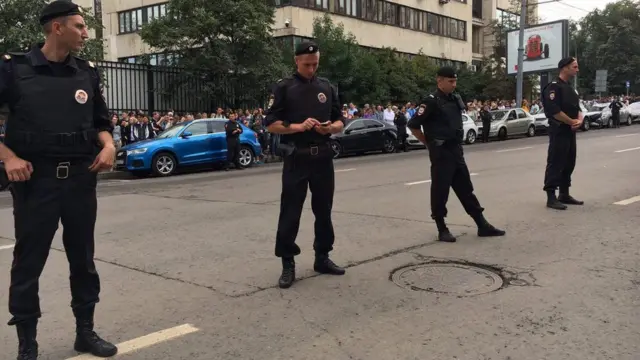 Полиция потребовала, чтобы собравшиеся у здания суда не выходили на дорогу