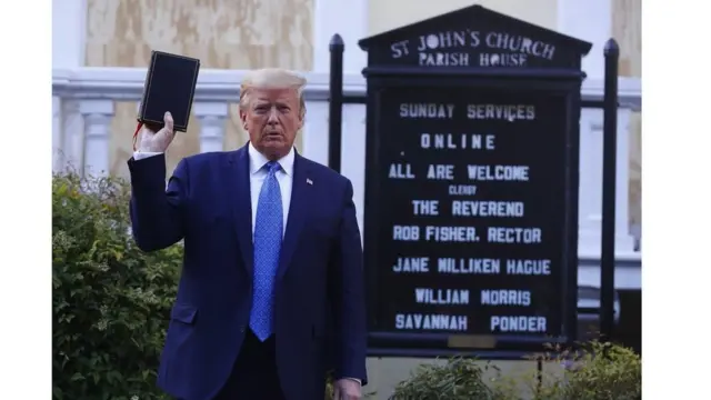 Дональд Трамп позує з Біблією біля церкви Святого Іоанна