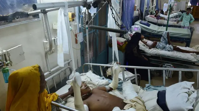 মিয়ানমার সীমান্তে পুঁতে রাখা মাইন বিস্ফোরণে পঙ্গু হয়ে গেছেন অনেক রোহিঙ্গা। বাংলাদেশের চট্টগ্রামের কয়েকটি হাসপাতালে চিকিৎসা চলছে আহত রোহিঙ্গাদের।