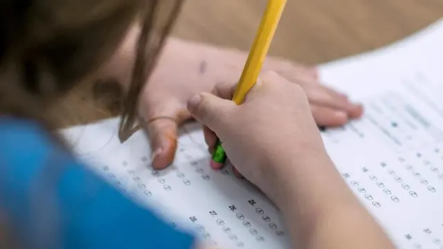 எழுதும் குழந்தை