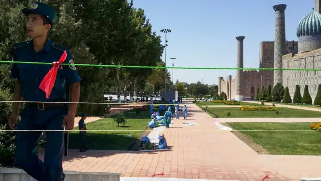 Empleados trabajan en acondicionar lo que se cree será la tumba de Karimov en Samarcanda