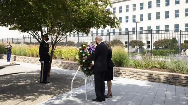 国防総省の慰霊碑に花輪を手向けるバイデン夫妻