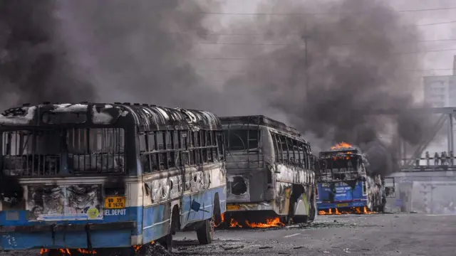 સળગાવાયેલી બસ