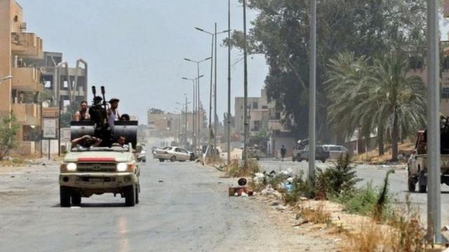 تعاني ليبيا من عنف يمزقها، اجتذب إليه جماعات قبلية مسلحة، وجهاديين، ومرتزقة منذ عام 2011