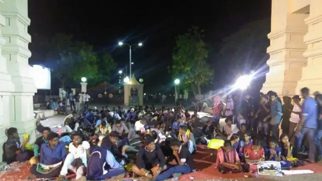 சிதம்பரம் அண்ணாமலை பல்கலைக்கழக மாணவர்கள் நேற்றிரவு முழுவதும் நடத்திய ஜல்லிக்கட்டு போராட்டம்