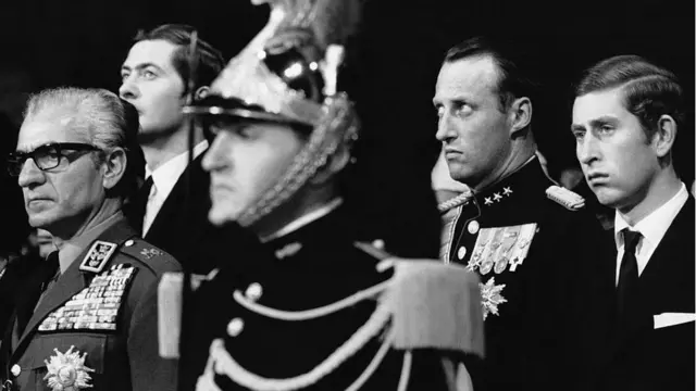 İran Şahı Muhammed Rıza Pehlevi, Norveç Prensi Harald ve İngiltere'den Prens Charles, 13 Kasım 1970'de Notre-Dame Katedrali'nde düzenlenen Fransa Başbakanı Charles de Gaulle'un cenaze töreninde