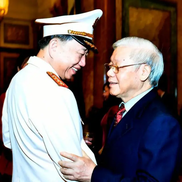 Tổng Bí thư, Chủ tịch nước Nguyễn Phú Trọng và Bộ trưởng Tô Lâm vào hôm 29/1/2019 khi ông Trọng trao quyết định thăng cấp bậc hàm Đại tướng đối với ông Tô Lâm