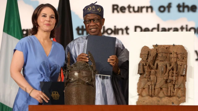 Menteri Kebudayaan Nigeria Layiwola "Lai" Mohammed (kanan) dan Menteri Luar Negeri Jerman Annalena Baerbock berpartisipasi dalam upacara penandatanganan perjanjian niat untuk mengembalikan mereka ke Nigeria di kementerian luar negeri Jerman di Berlin, Jerman pada 1 Juli 2022.