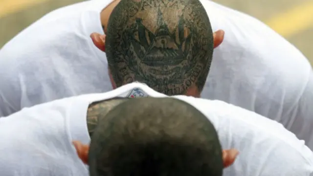 Cabeza de dos pandilleros.