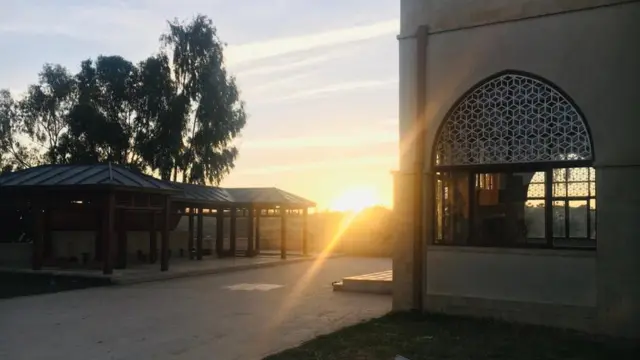 ጸሓይ ዕራርቦ ካብ መስጂድ ኣልነጃሺ