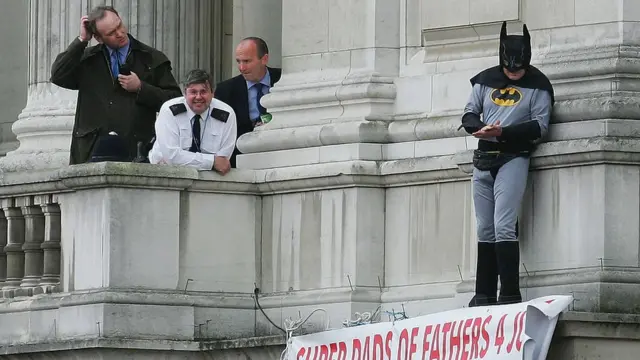 "Бетмен" на карнизі: все цілком мирно, хоча один із охоронців і чухає потилицю